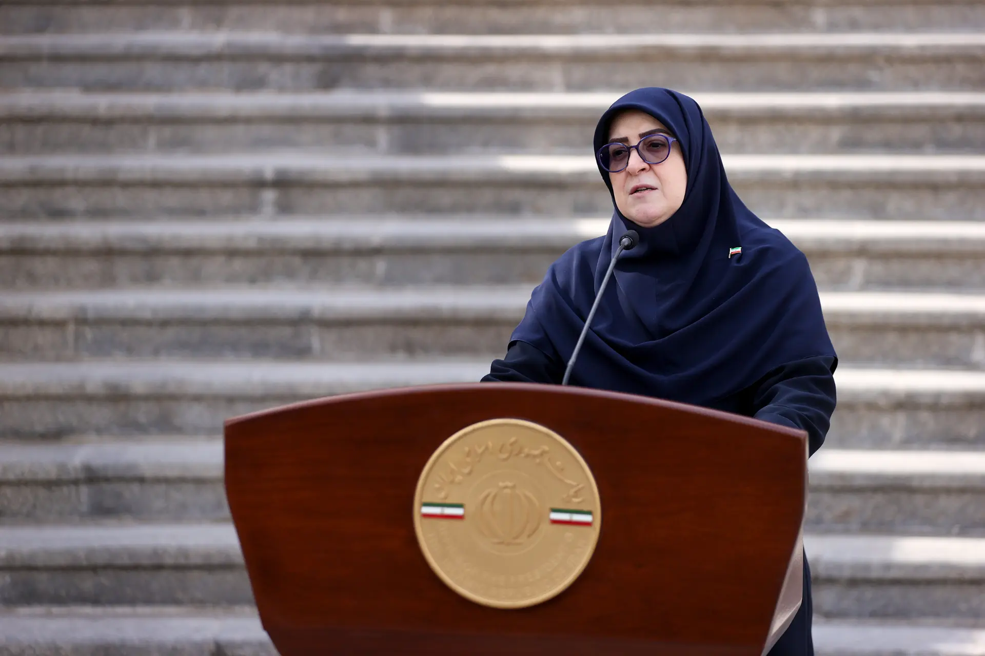 تصویر نمادین از جایگاه پمپ بنزین و صف خودروها