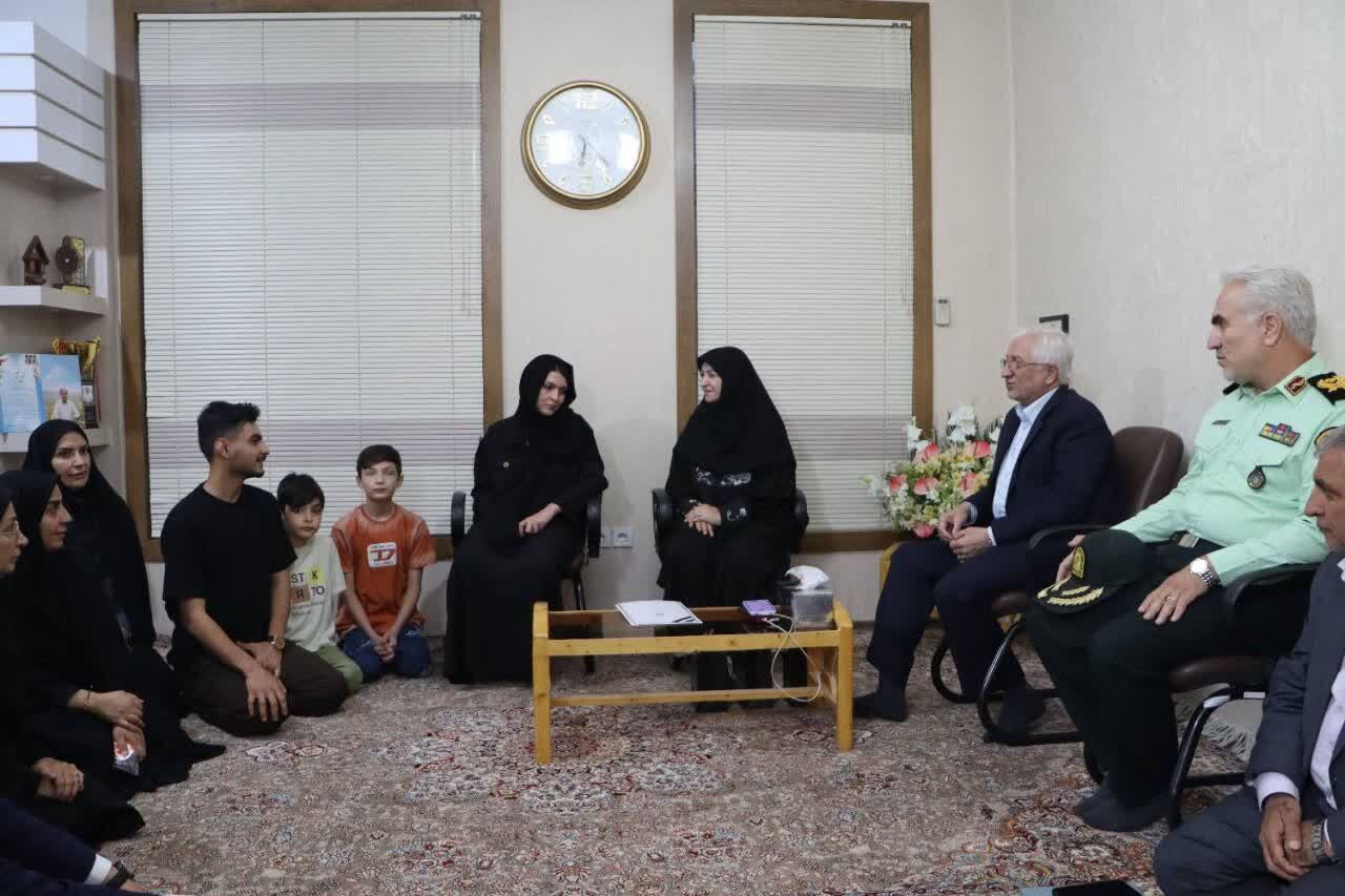 تصویر نمادین از دیدار مقامات با خانواده‌های شهدا