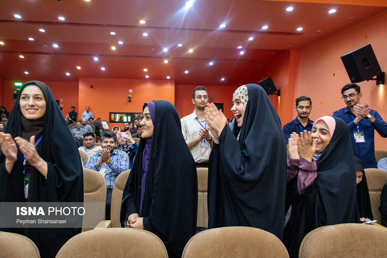تصویر نمادین از یک مناظره دانشجویی