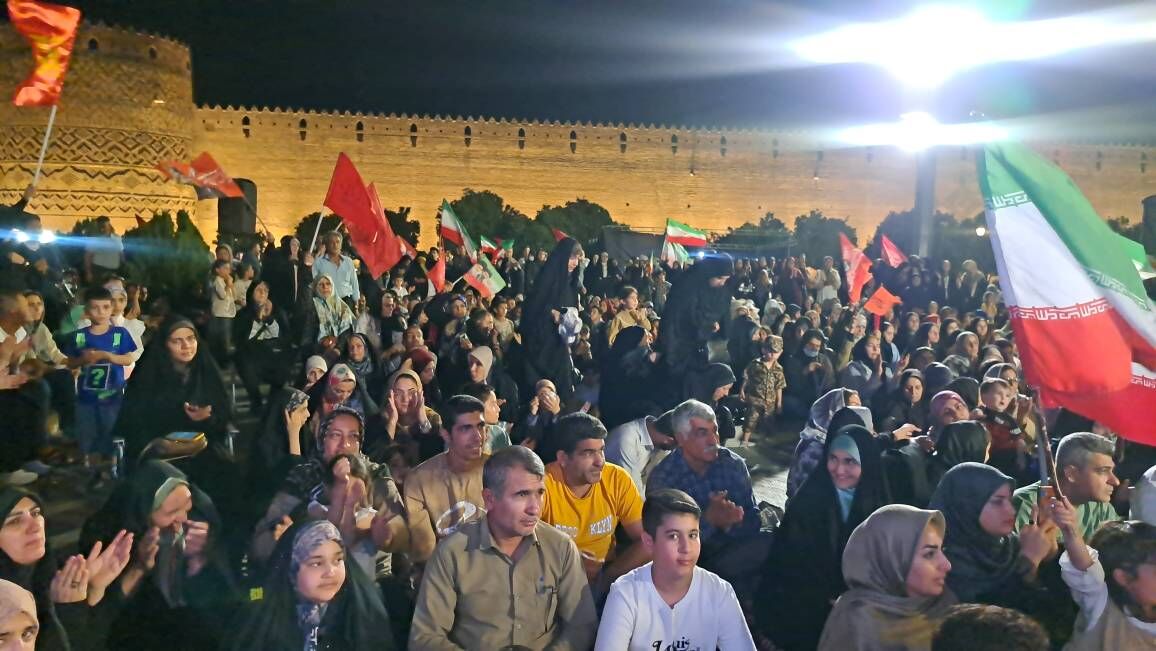 تصویری از جشن خانوادگی در میدان شهدای شیراز