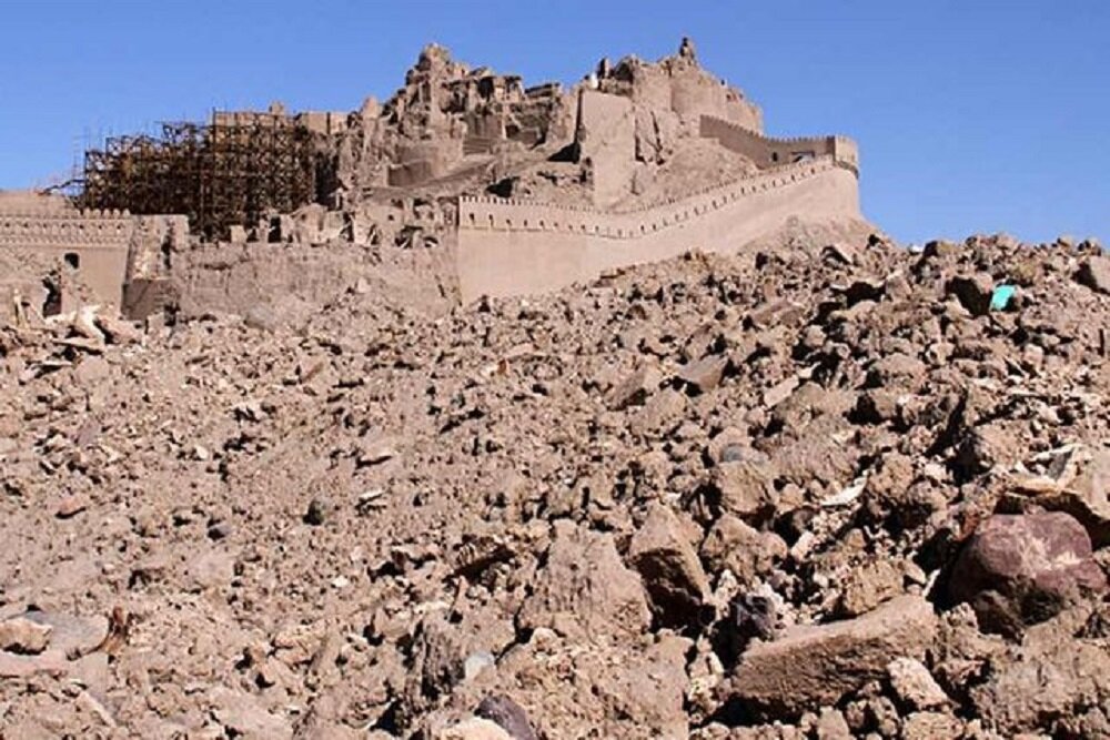 تصویر نمادین از خاک و سازه در معرض لرزش زمین