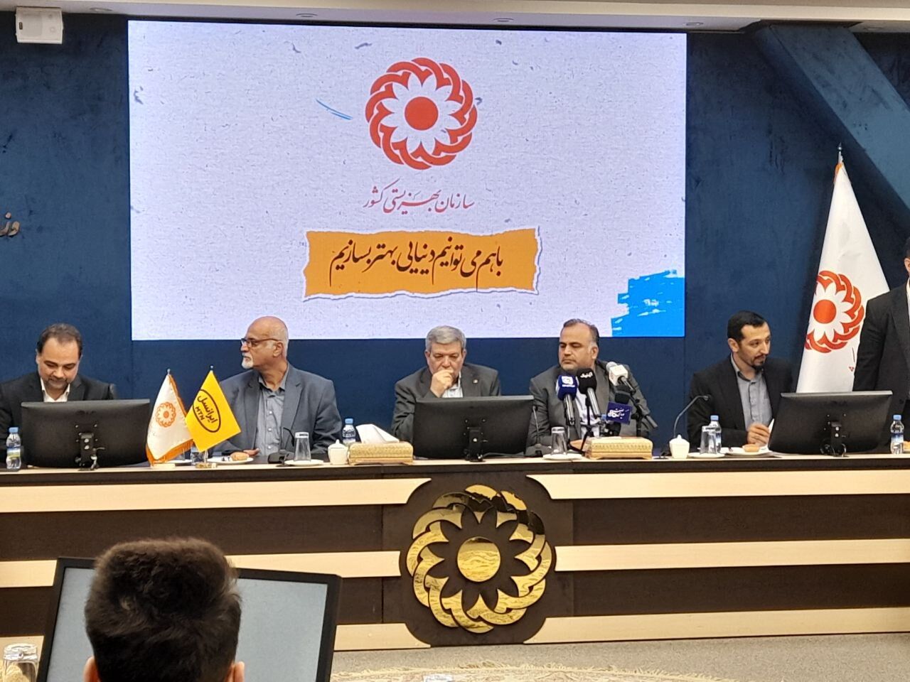 تصویر نمادین از بازگشت کودکان به کلاس درس در پویش همه حاضر