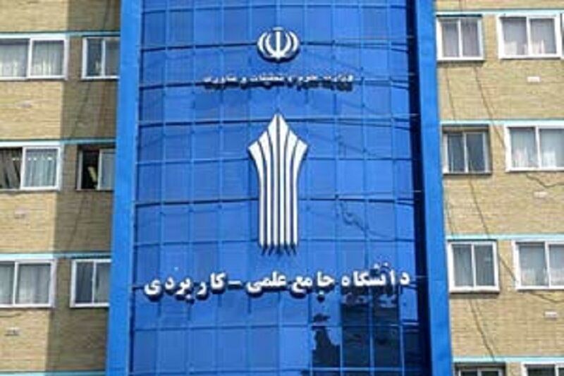 دانشجویان در محیط دانشگاه