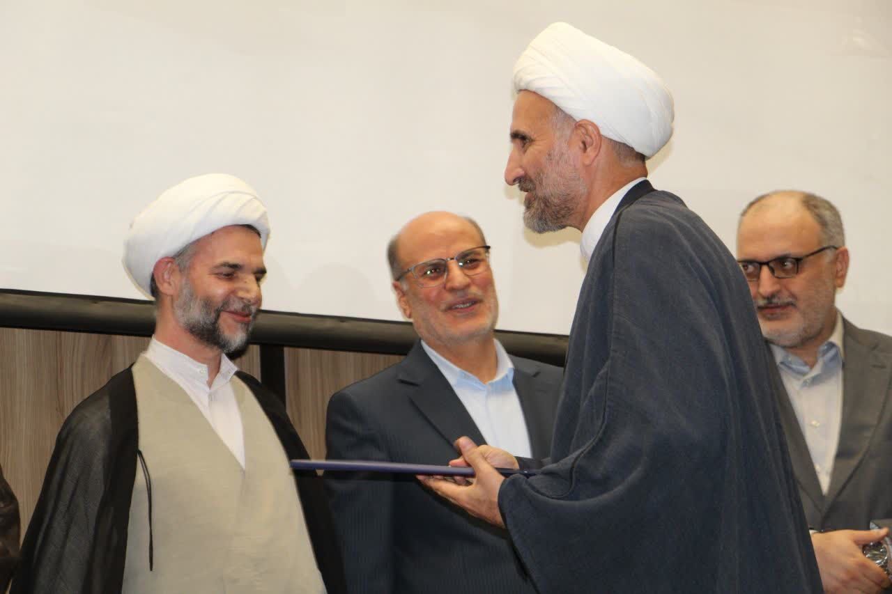 نمادین از ساختمان دادگستری